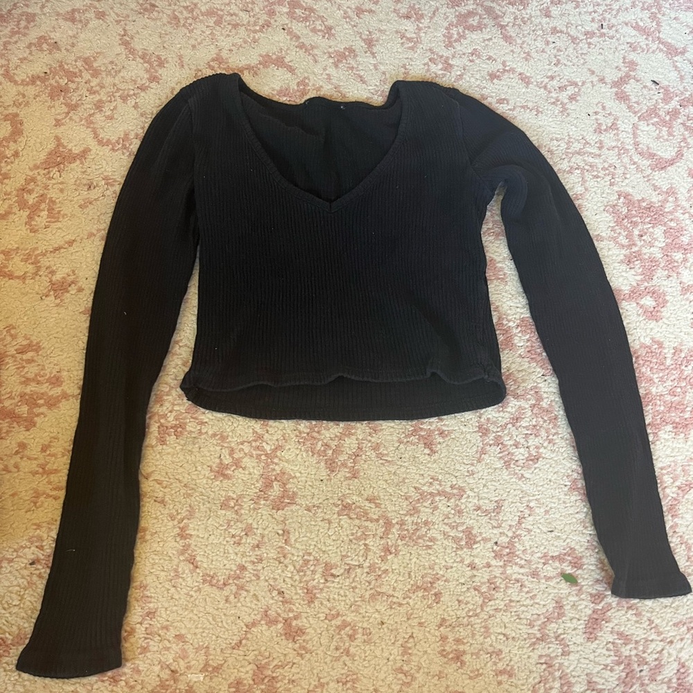 Cropped long sleeve black top